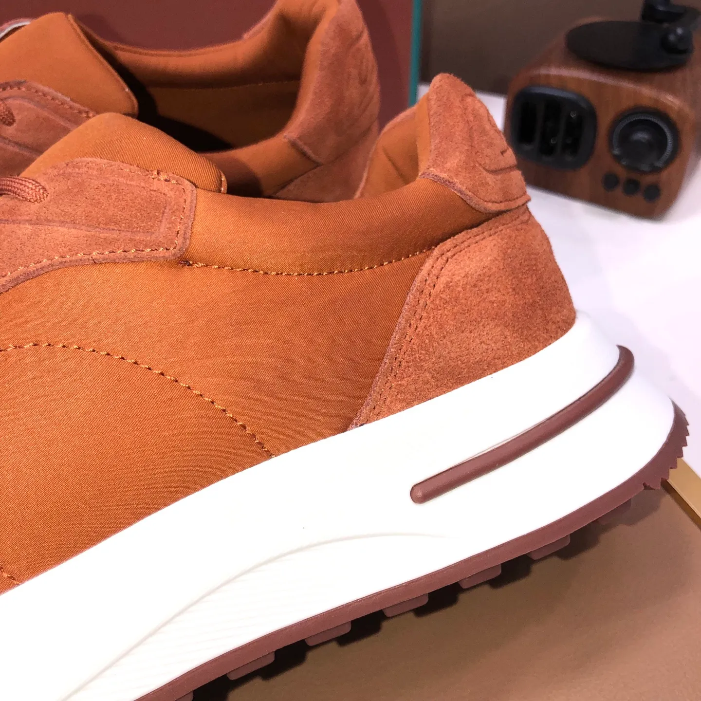 Men's shoes 💰600💰[𝐥𝐨𝐫𝐨 𝐏𝐢𝐚𝐧𝐚] lp classic loafers, an Italian treasure brand, the only brand that can match Hermès! Only after wearing it do we realize that we cannot let down our feet. The upper is imported cashmere, the lining of water-dyed cowhide ➕ the cowhide feet, the official original glass rubber outsole, and the pendant. Exclusive original packaging (tag ➕ brand paper ➕ outer box ➕ hand bag) code number: 38-45